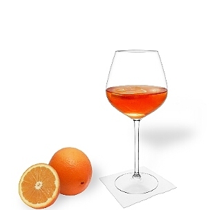 Aperol Spritz serviert man in Champagner- oder Weingläser mit einer Orangen-Scheibe.