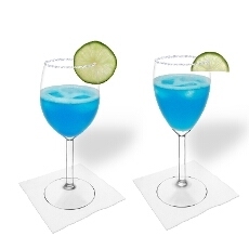 Blue Margarita im Weiß- und Rotweinglas