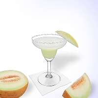 Frozen Melon Margarita im Margaritaglas mit Melonenschnitz und Zucker- oder Salzrand.