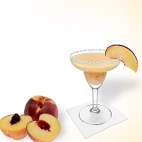 Frozen Peach Margarita im Margaritaglas mit Pfirsichschnitz und Zucker- oder Salzrand.