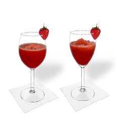 Frozen Strawberry Margarita im Weiß- und Rotweinglas