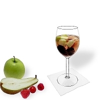 Früchtebowle im Weinglas.
