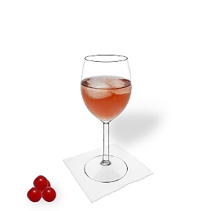 Kir im Rotweinglas, die übliche Art diesen leckeren Cocktail zu servieren.