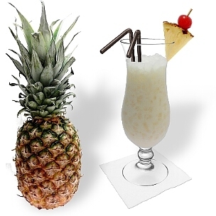 Piña Colada im Hurricane-Glas, die übliche Art diesen leckeren Sommer Cocktail zu servieren.