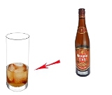Rum Cola Zubereitung: Rum und Eiswürfel