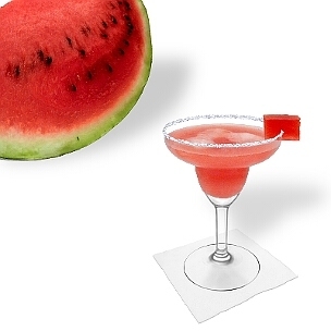 Wassermelonen Margarita im Margarita-Glas dekoriert mit einem Wassermelonen-Würfel und Zucker- oder Salzrand. Eine schöne Möglichkeit diesen leckeren Tequila Cocktail zu servieren.